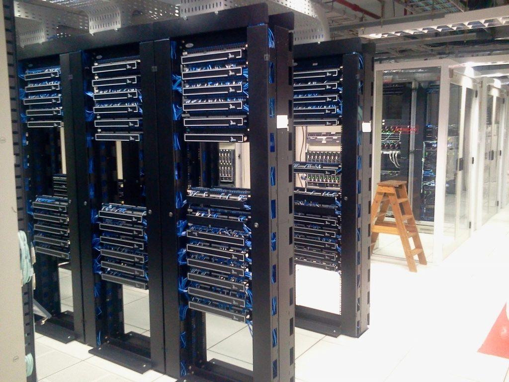 Racks de servidores e cabeamento de rede estruturada em sala técnica
