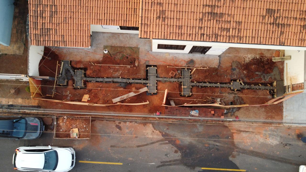 Obra de fundação em contexto urbano, vista aérea