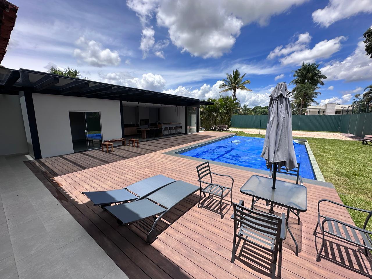 Piscina e deck concluídos