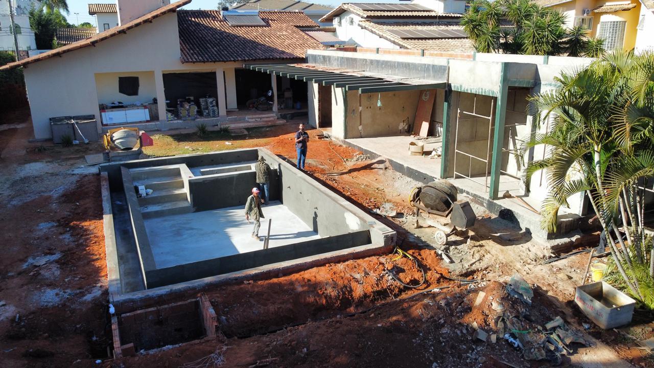 Piscina residencial em construção
