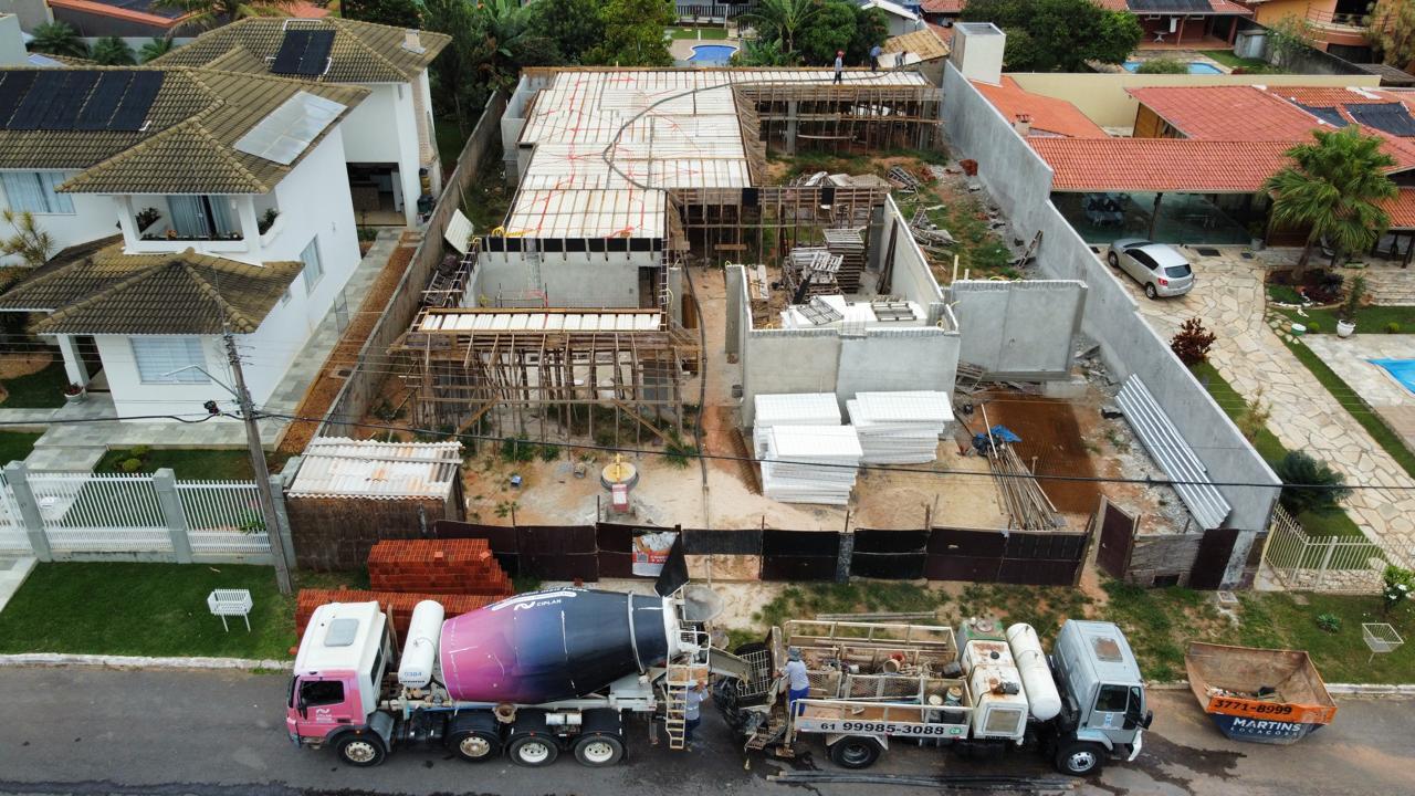 Obra residencial em execução — alvenaria e laje