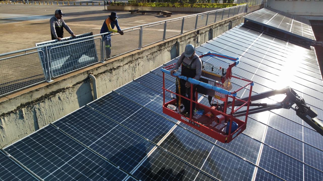 Instalação de painéis com plataforma elevatória