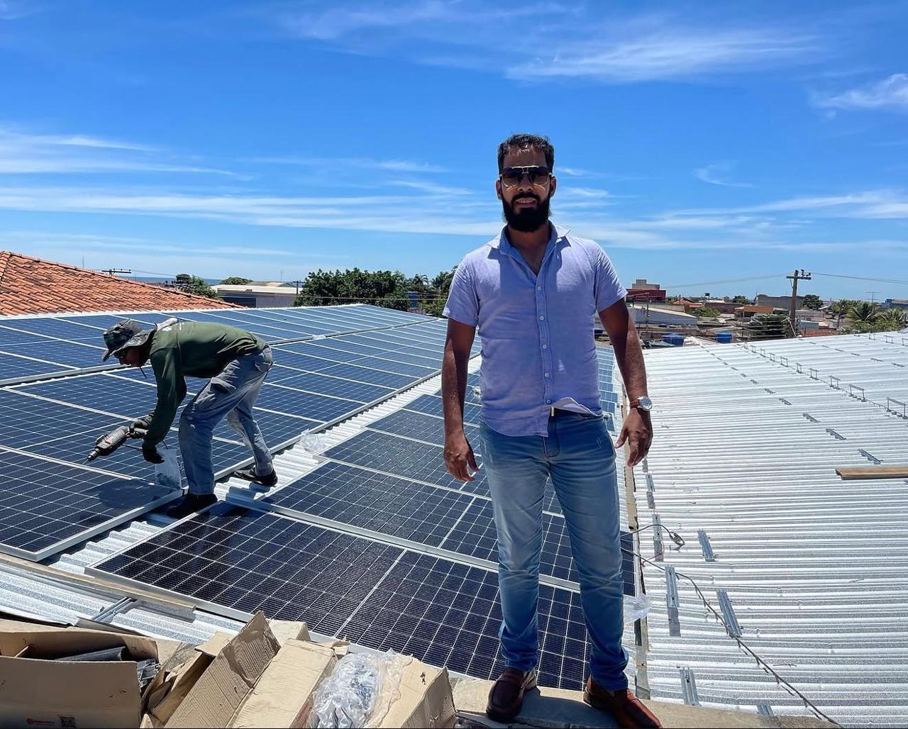 Instalação de sistema fotovoltaico em telhado