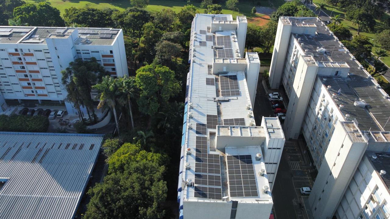 Sistema fotovoltaico em telhado de prédio de grande porte