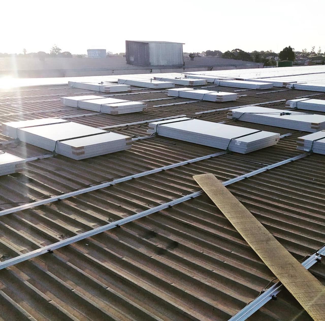 Painéis solares posicionados para instalação em telhado, fim de tarde