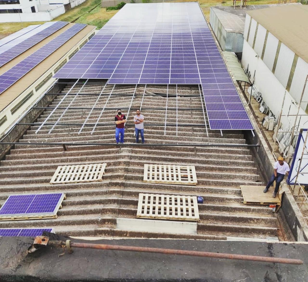 Instalação fotovoltaica de grande porte, vista aérea
