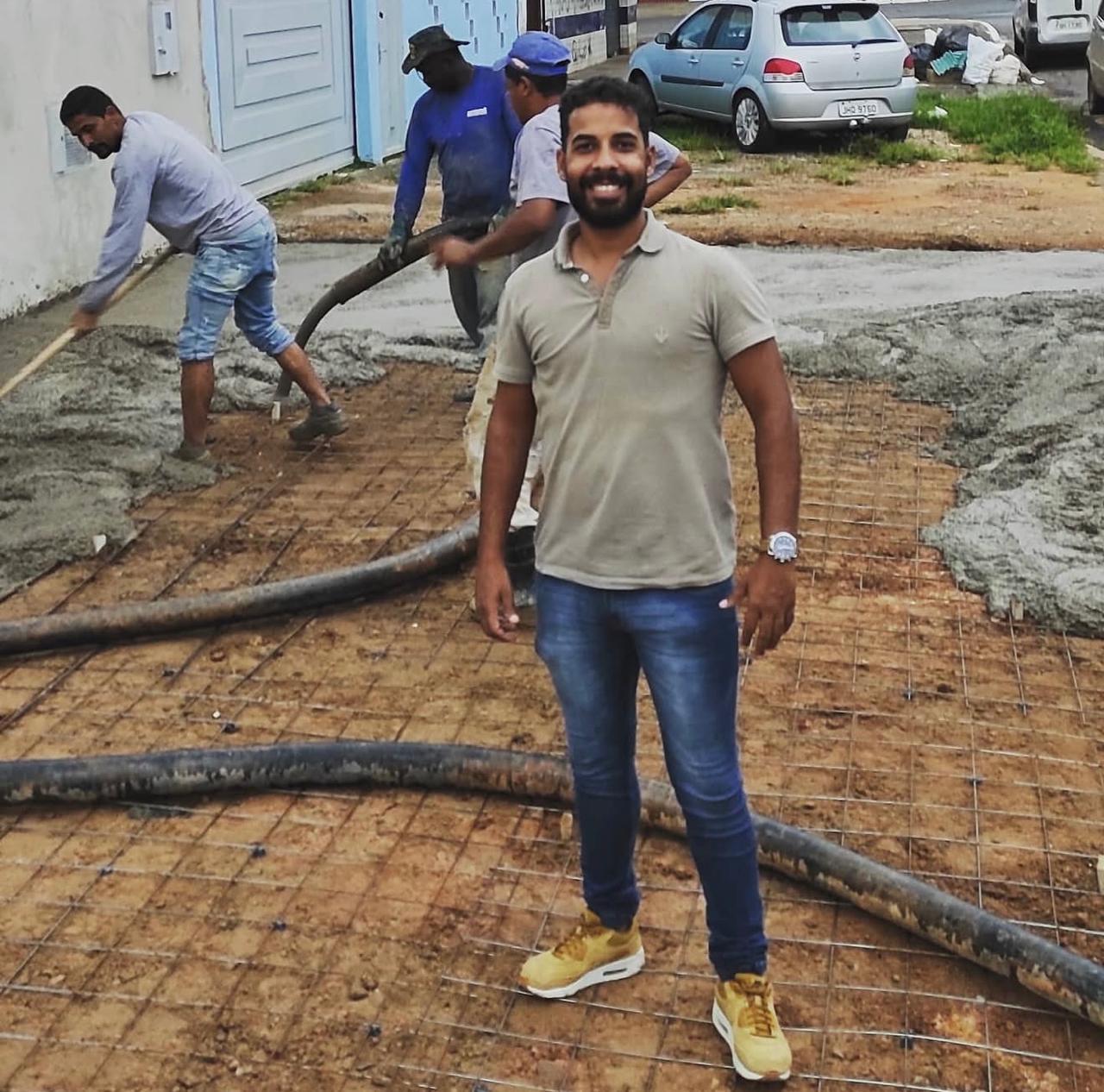 Acompanhamento técnico durante concretagem de calçada