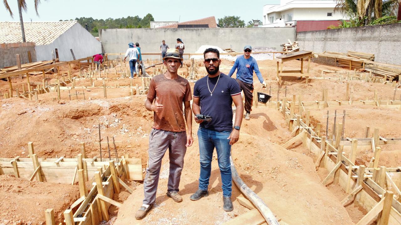 Equipe técnica em canteiro de obra