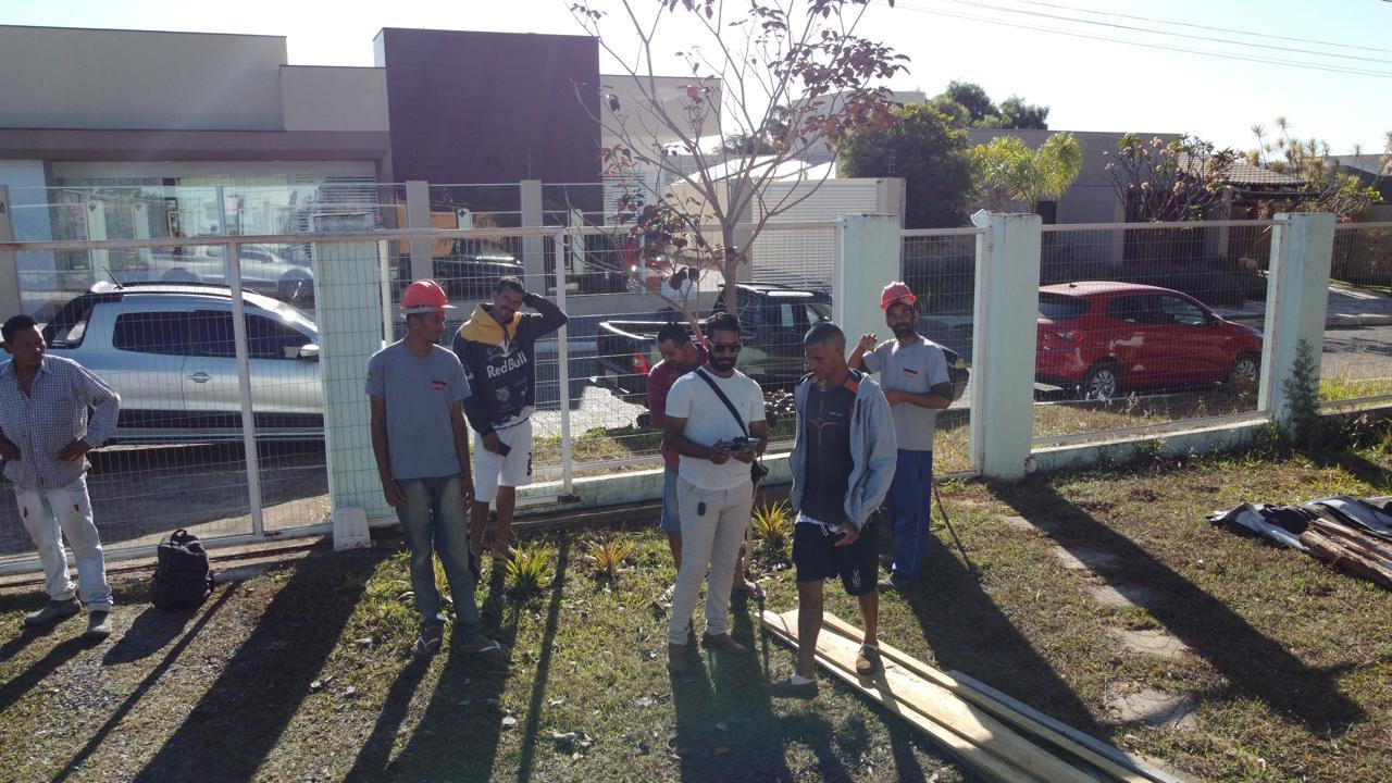Equipe da NextObra reunida em frente a obra residencial