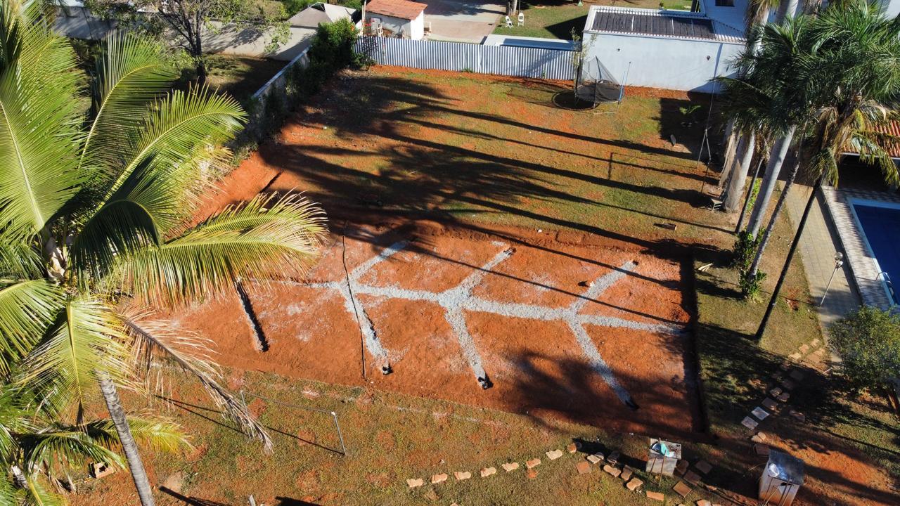 Marcação de quadra de beach tennis com sistema de drenagem, vista aérea